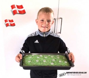 Casper med sin Fodbold chokolade kage casper-med-chokolade-kage