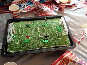 Fodboldkage med grøn glasur fodbold-kage-boernefoedslesdag